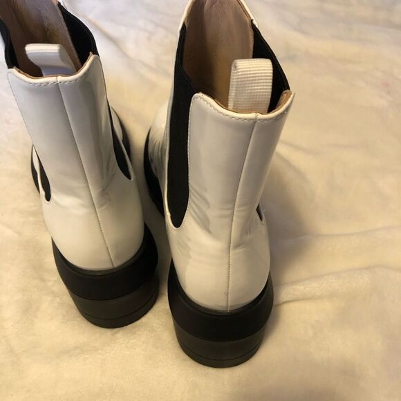 New Stuart Weitzman Norah Chelsea leather ankle Boot (Women), size 9c - Picture 13 of 14